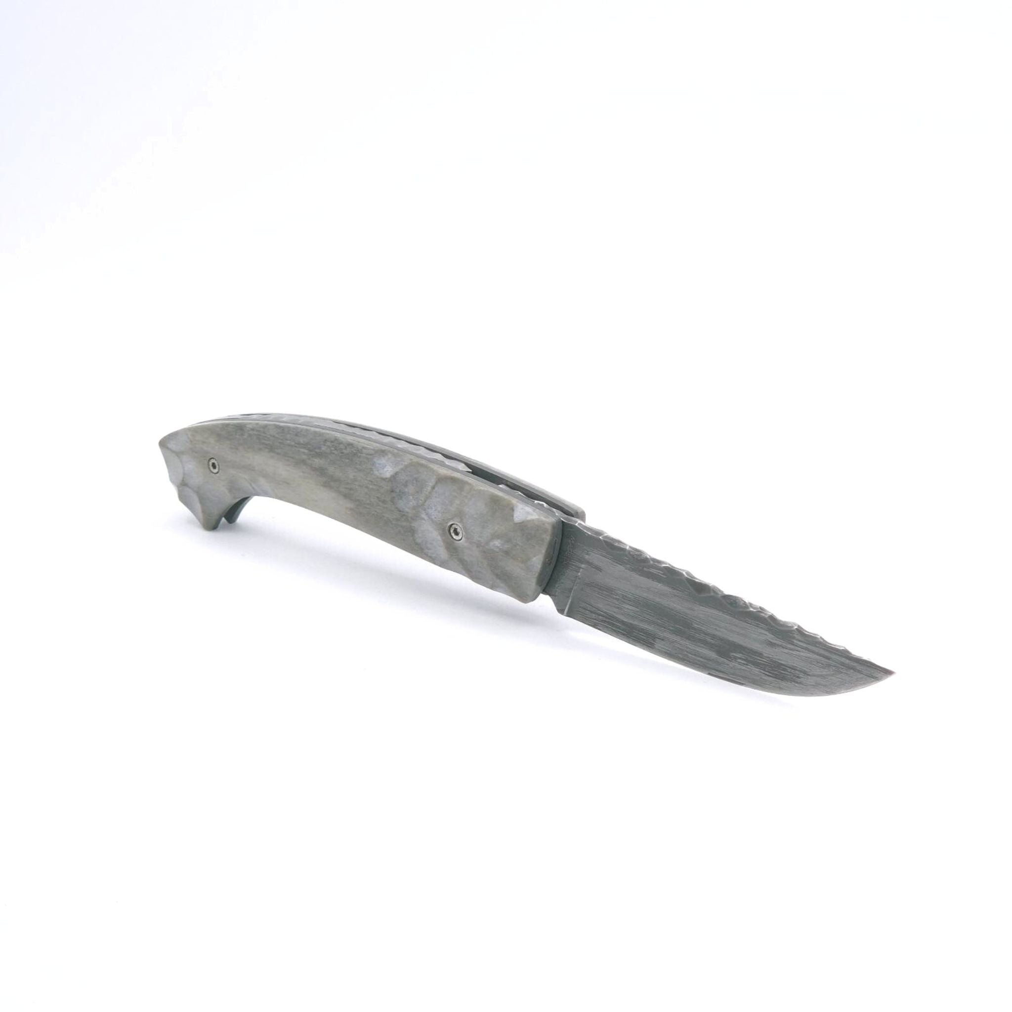 Atelier 1515 - Manu Laplace, Collection "Primitive", Französisches Taschenmesser, oxidierte Klinge, grau pigmentierter Knochen