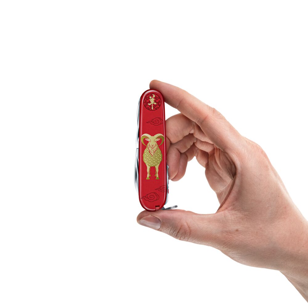 Victorinox Huntsman Year of the Goat 2027, rot, in der Hand zur Größenansicht.