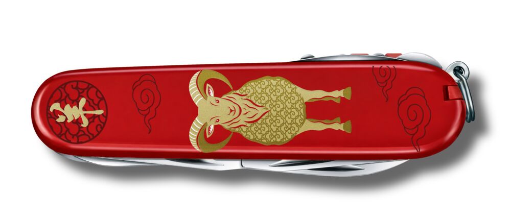 Victorinox Huntsman Year of the Goat 2027, rot, liegende Ansicht der Schalen mit Ziegen-Motiv.