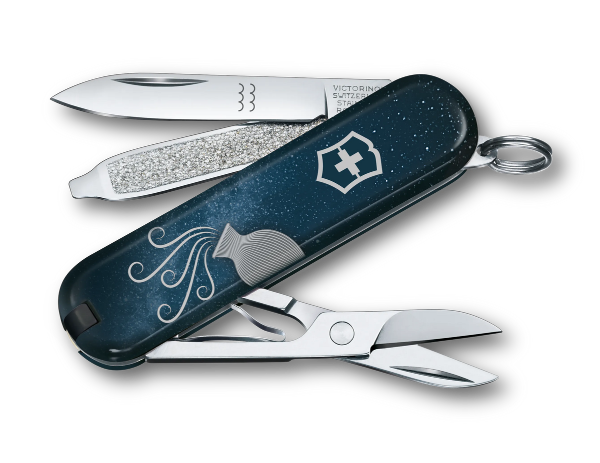 Victorinox Classic SD Zodiac Signs Wassermann, 58 mm Schlüsselanhänger-Taschenmesser mit Schere und Nagelfeile.