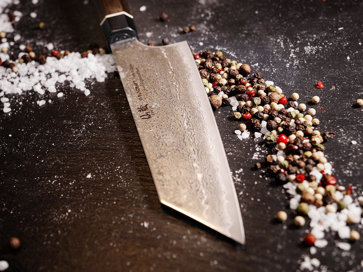 Suncraft Senzo Black BD-08 Bunka-Messer, Nahaufnahme der achteckigen San-Mai-Damastklinge (61 HRC).