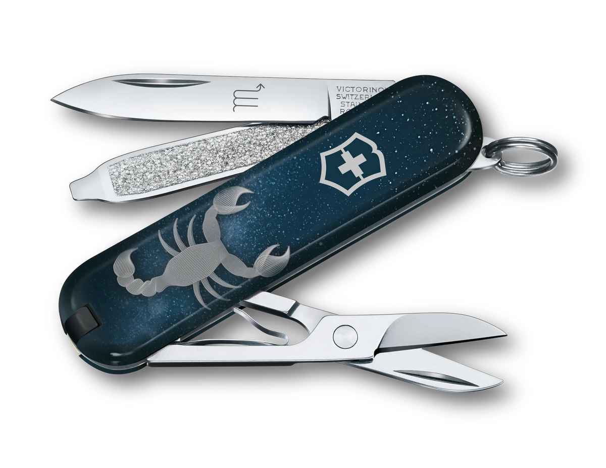 Victorinox Classic SD Zodiac Signs Skorpion, 58 mm Schlüsselanhänger-Taschenmesser mit Schere und Nagelfeile.