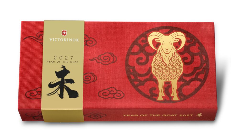 Victorinox Huntsman Year of the Goat 2027, rote Geschenkverpackung mit goldenem Ziegen-Motiv.