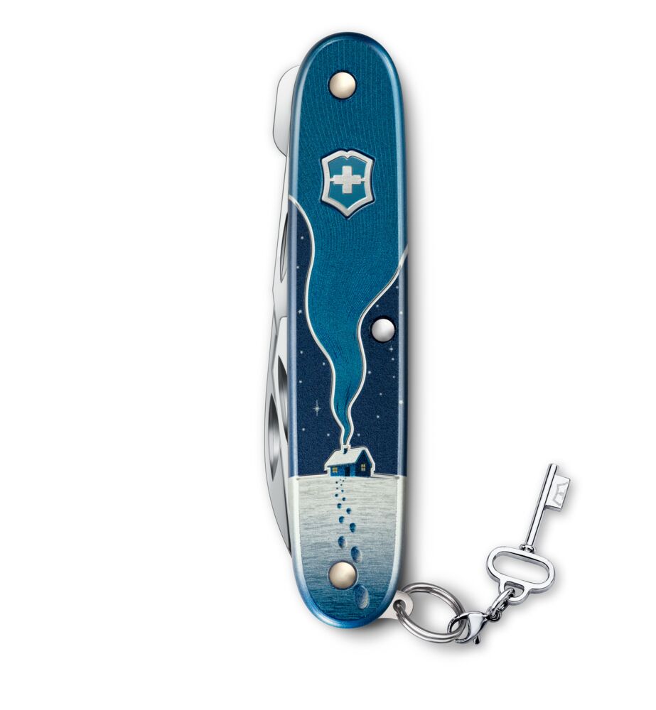 Victorinox Synergy Winter Magic Limited Edition 2026, blau, Vorderseite der Alox-Schalen mit Winterhaus-Motiv.